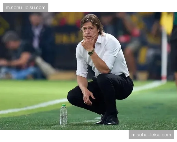 塞维利亚防守体系纪律性强,阿尔梅达禁赛无碍战术执行力